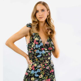 Vestido Valeria Larr color negro con flores de colores 2