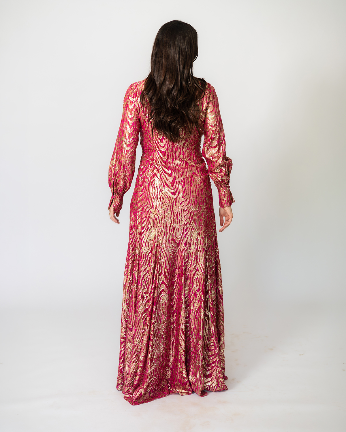 Jonathan Simkhai Gown goldpink manga larga - Imagen 6